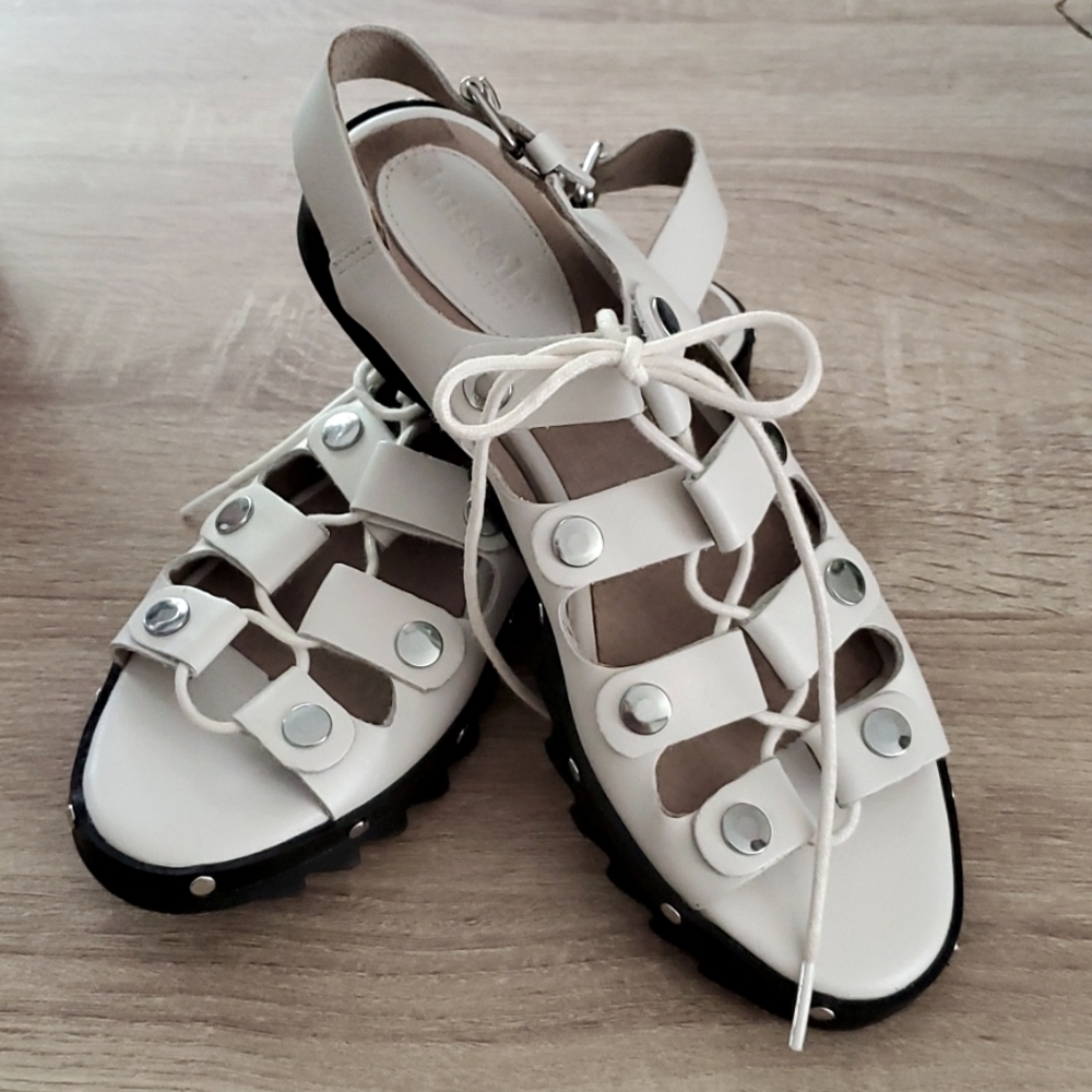 NWOT  Bussola gladiator sandal. 39.